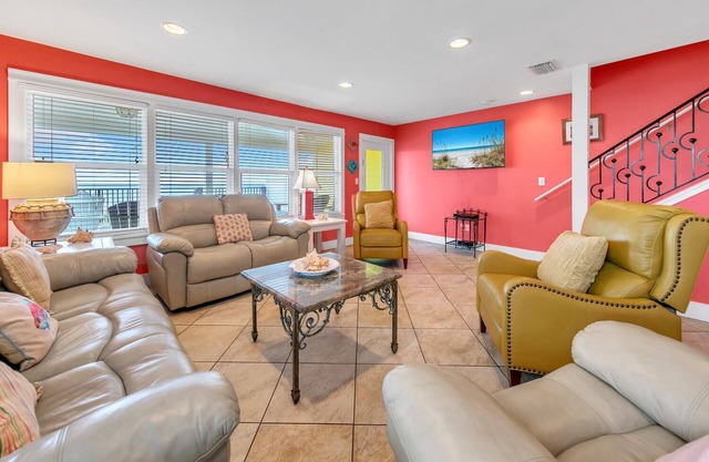 BeachFRONT Home~Gulf Front Deck~Amazing Views~4BR Hanging Out