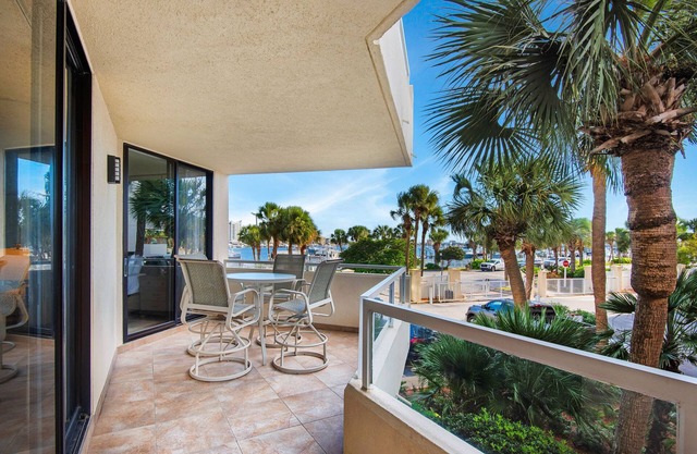 🌊Beachfront Pool~Updated~Walk 2 Beach~Water Taxi~Hot Tub~2BR East Pass 102