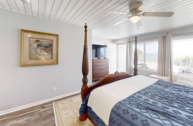 Beachfront Townhouse Private Garage & Balconies, Free Golf & Activities Daily