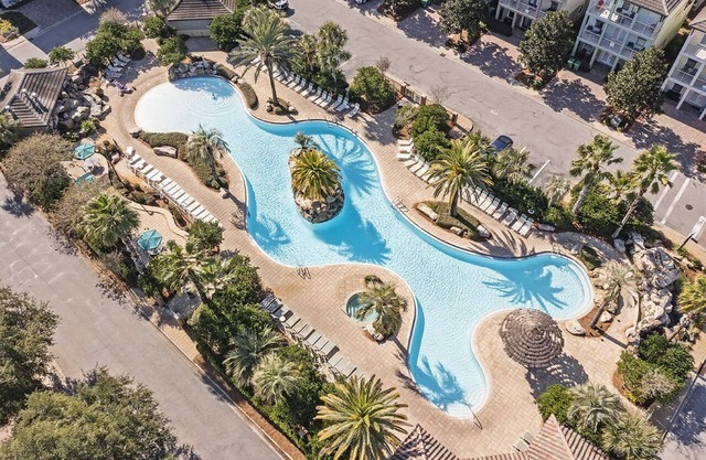 Beautiful Crystal Beach Vacation House in Destin with Cool Community Pool!