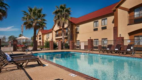 Western Bayou Inn 