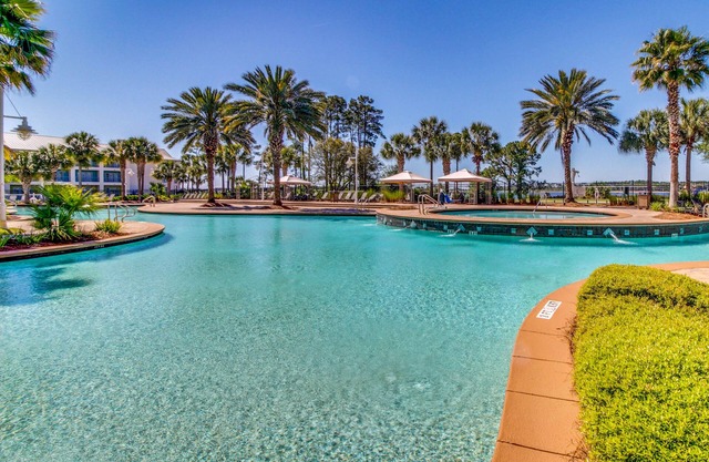Bright condo with pool & hot tub access, high-speed WiFi & washer/dryer