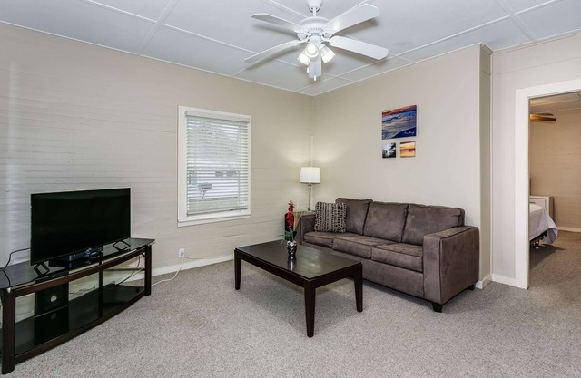 Budget Friendly Centrally Located in East Hill - Free Off Street Parking - Free Fast Internet & WiFi