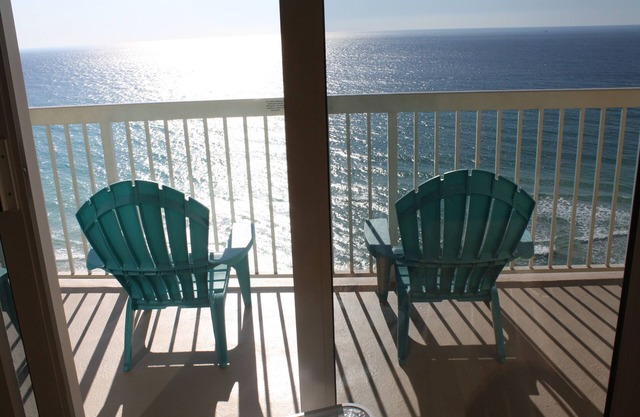 CHARMING BEACHFRONT 1BR/2BA LOW FLOOR AMAZING VIEWS & SUNSETS!