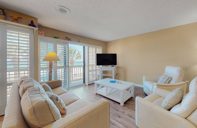 Coastal retreat w/gulf views, shared pool, hot tub, & beach access
