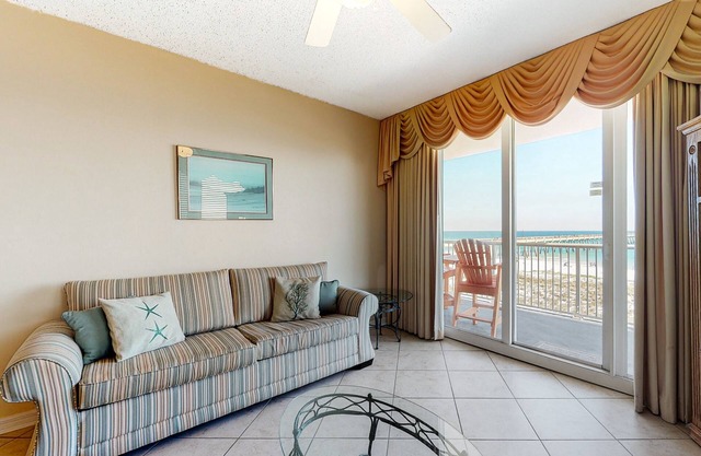 Comfortable beachfront condo, beach setup included, quick drive to dining