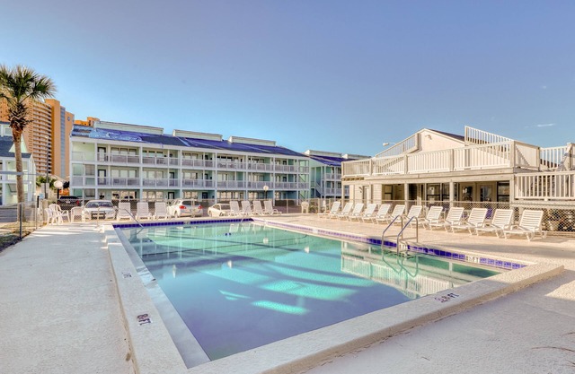 Comfortable condo w/2 patios & shared pool/tennis - beach across the street