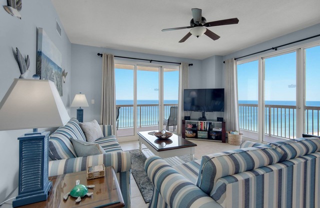 CORNER UNIT WITH AMAZING VIEWS AND FREE BEACH SERVICE!