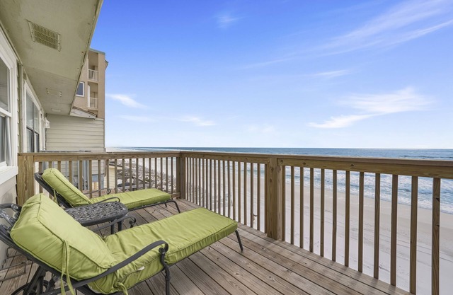 Cozy 4BR Townhouse DIRECTLY ON THE BEACH!