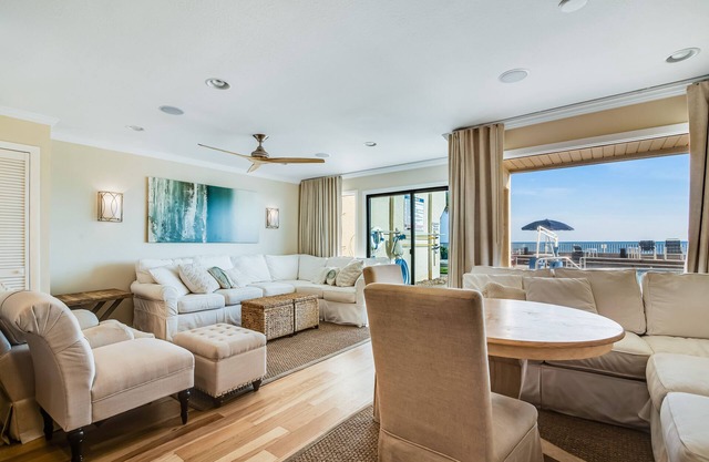 Cozy coastal condo with shared pool, Hot tub and easy beach access