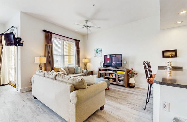 Cozy studio close to the beach w/shared pool & tennis courts - shopping nearby