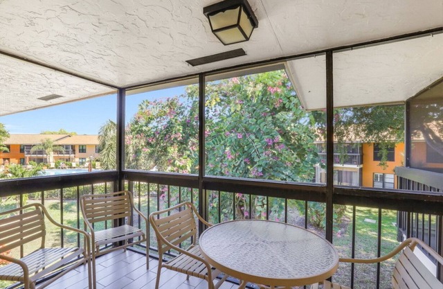 Delightful condo w/ two heated pools & brief walk to beach