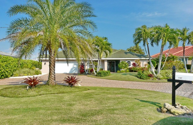 Delightful waterfront home w/ heated pool & direct boating access