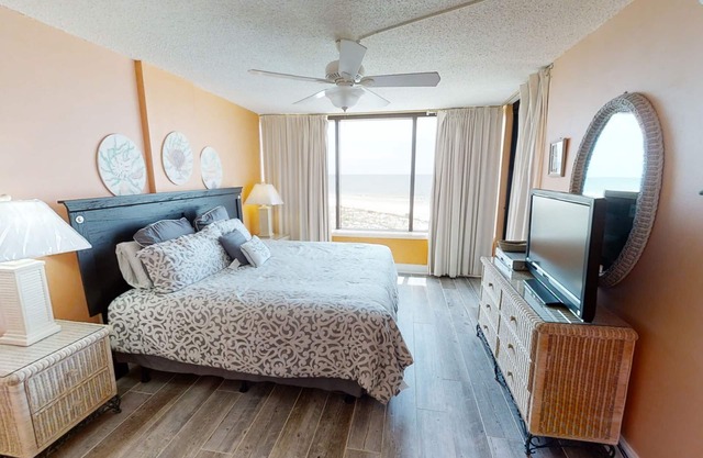 Dog Friendly, New beds, Master bedroom on Gulf Free Golf and Activities Daily