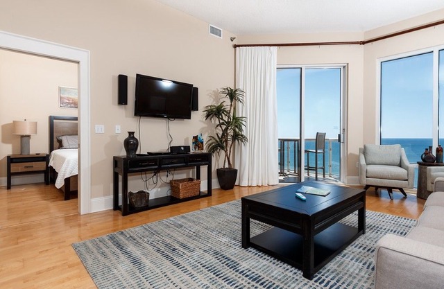 Emerald Isle 1704: 2 BR / 2 BA condominium in Pensacola Beach, Sleeps 6