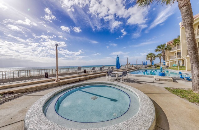 Gorgeous, waterfront condo w/a shared pool, hot tub, & beach access