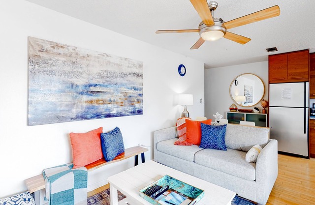 Ground-floor condo 1/2 block from the beach with patio, central AC, pool & WiFi