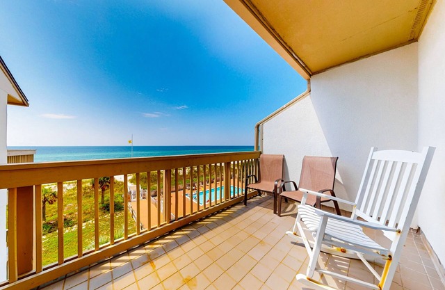 Gulf-facing getaway on the beach w/balcony view & shared pool