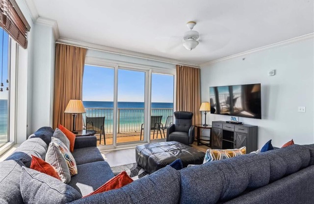 Gulf Front Corner Unit Fantastic Views Free Beach Service!