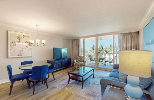 Gulf-front condo with a pool, a hot tub, central AC, WiFi & on-site restaurants