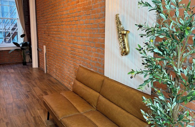 Historic Downtown Hardwood Apartment 2 Minute Walk to French Quarter -3B