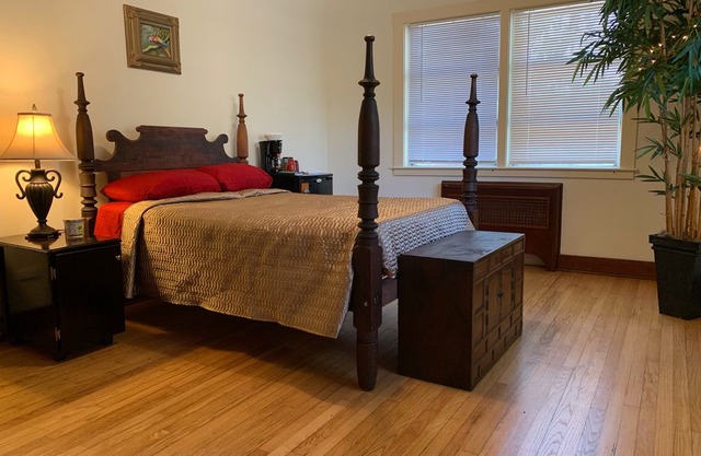 Historic Downtown Room w/ Private Bath & Tropical Flare! FREE Parking and Bikes!