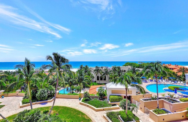 Lavish beachfront condo w/rooftop pool/spa/gym