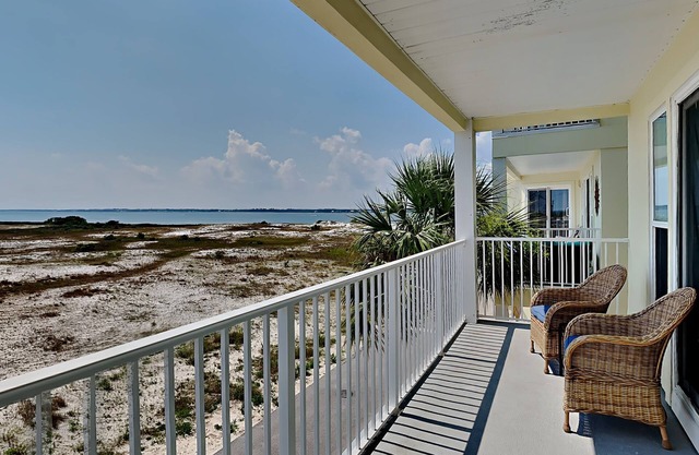 Navarre Condo with Bay Views | Community Pool | Just Steps to the Beach