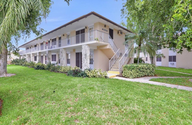 Perfectly located condo, a brief walk from beach & restaurants
