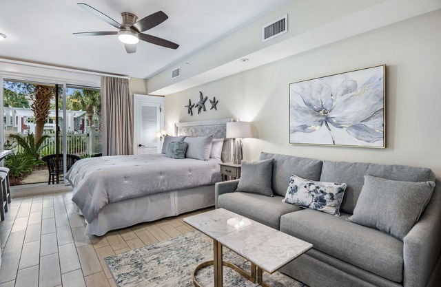 RARE Poolside Studio at Baytowne Wharf! Walk out to Pool, Hot Tub, Beach Tram