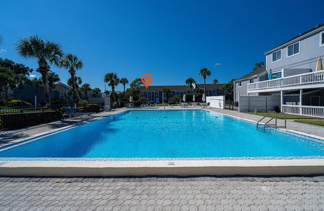 Relaxing Abode: Walk to Private Beach + Pools,Pets