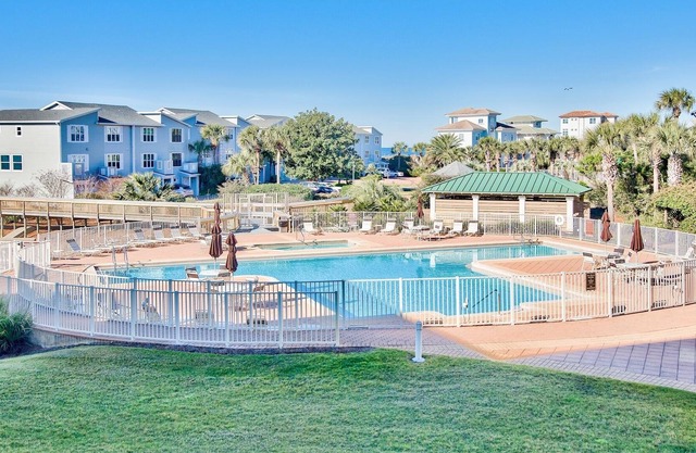 San Remo 204, perfect for a couple or small family,htd pool, hot tub, beach!!