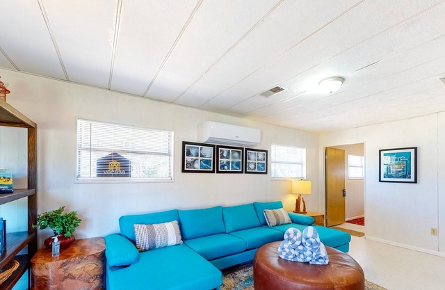 Secluded home near the beach with fast WiFi and central AC - snowbirds welcome
