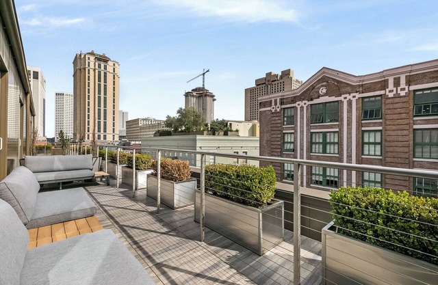 🎺SOPHISTICATED SOUTHERN PENTHOUSE DOWNTOWN CONDO! Large Living Area + Spacious Private Terrace!
