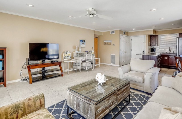 SPC 2136 - Upstairs 2 BR - Beachside - Sleeps 6 by RedAwning