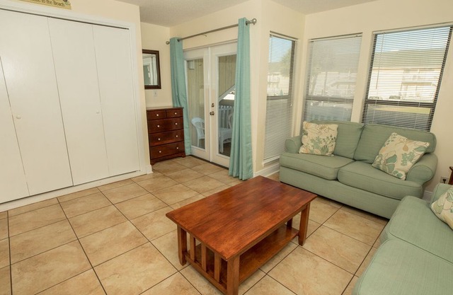 SPC8121 - Studio with Murphy Bed - sleeps 4