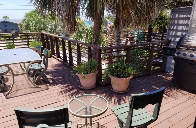 Spectacular Beach front Balcony, Few Steps to the beach ! 3 br/2 ba, sleep 8