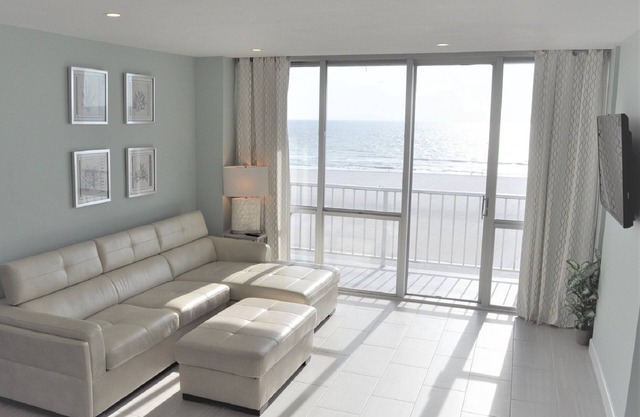 Stunning Full Beach/Sunset Views, Tennis, Convenient Location, Admiralty House