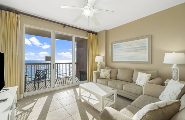 STUNNING VIEWS FROM THE BALCONY! BCH SRVC INCL!