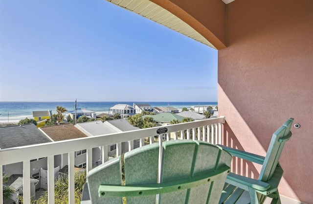 Summer Deals! Just a Short Walk to The Beach! Free Activities!