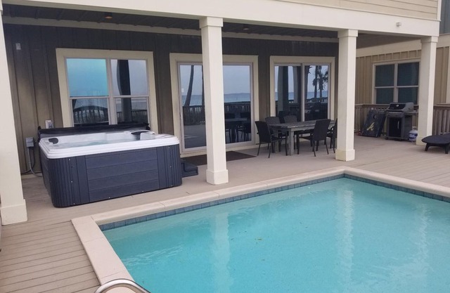 The Tourist Trap - HEATED Private Beachfront Pool! Gorgeous!!!