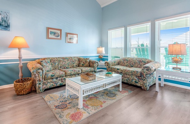 Top-floor condo with Gulf views - tennis & pool - private W/D, WiFi & central AC