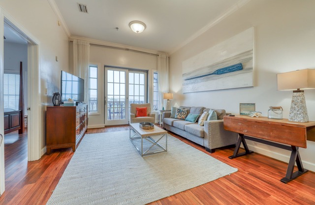 Top floor condo steps to the beach Shared pool & close to shopping & dining