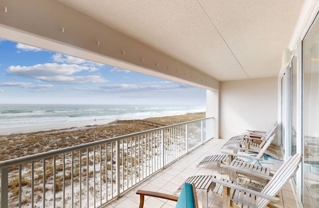 Updated 3rd floor condo w/beach access and complementary BEACH SERVICE