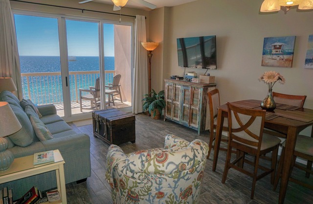 UPSCALE CONDO FOR 6! BIG SCREEN TV AND GREAT VIEWS!