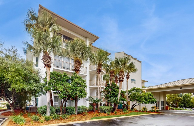 Water-view condo with pool, hot tub & pickleball