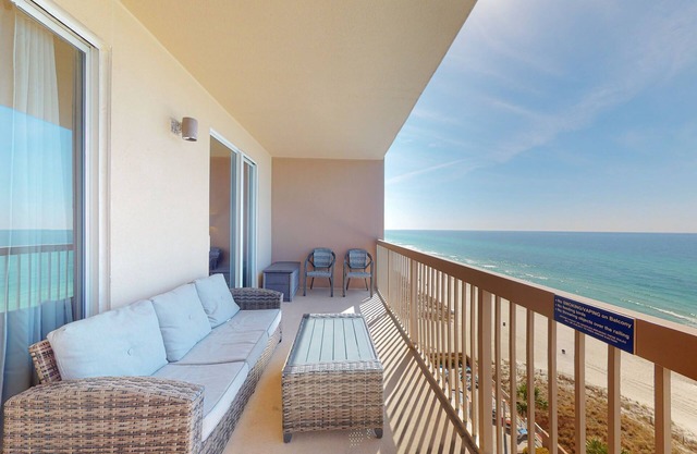 Welcoming waterfront condo with a furnished balcony, pool & pool spa