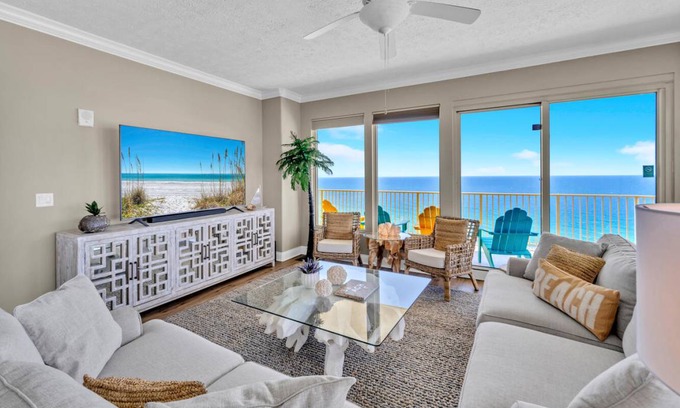 Thomas Drive Condo | 156 m² Condo ∙ 3 bedrooms ∙ 8 guests