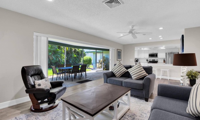 Old Naples House | 1st Ave Beach House - Olde Naples, Steps to White Sand Beach!