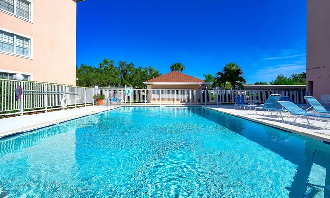 Central Naples Condo | 2 Bedroom/2 Bath located DIRECTLY on the Golf Course - amazing peaceful views